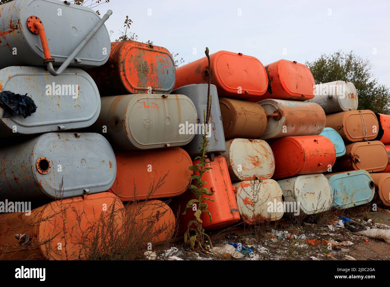 alte Blechtanks gestapelt, zum Recycling  /  old tin tanks stacked, for recycling Stock Photo