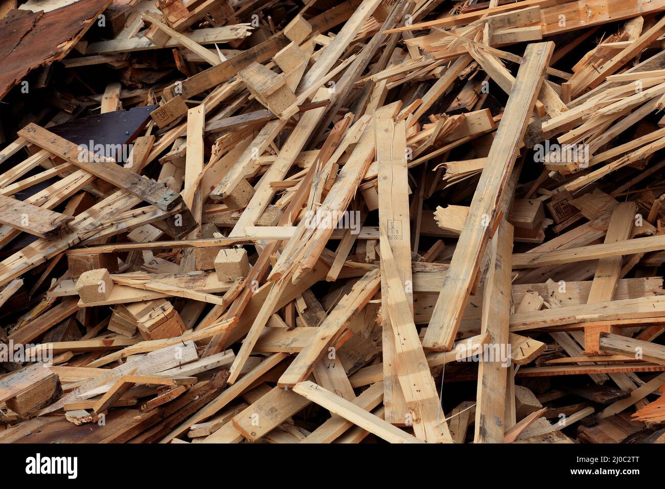 Holzabfälle, unbehandeltes Abfallholz als Brennholz zu verwerten  /  Wood waste, untreated waste wood to be used as firewood Stock Photo