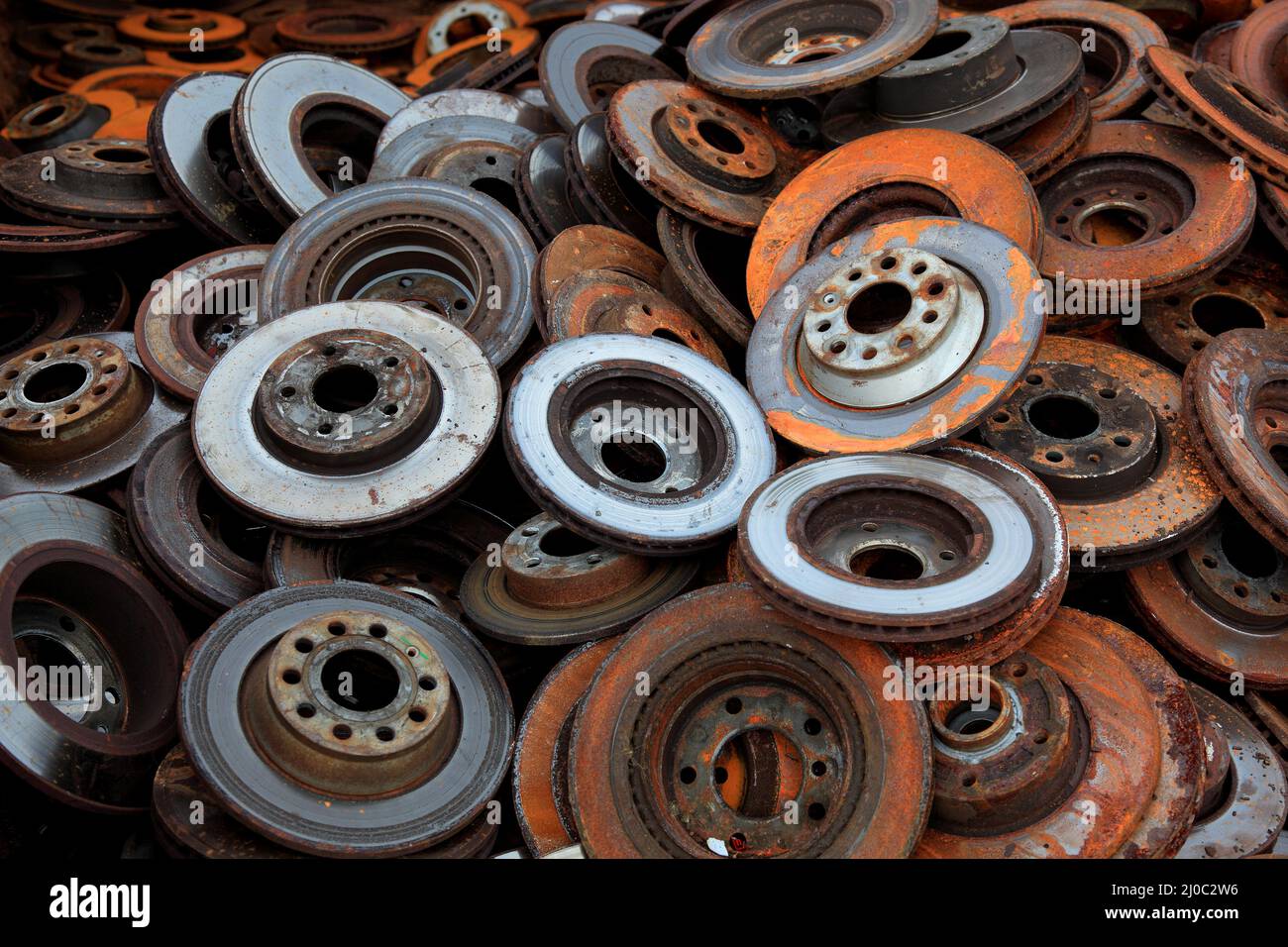 Alteisen zum Recycling, hier verbrauchte Bremsscheiben von PKWs  /  Scrap iron for recycling, here used brake discs from passenger cars Stock Photo