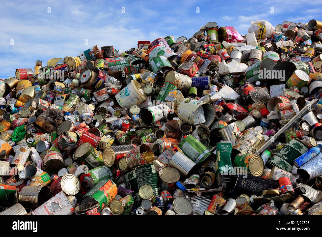 Altmetall, Getränkedosen und Konservendosen aus Weißblech auf einer Halde zum Recycling  /  Scrap metal, beverage cans and tin cans on a stockpile for Stock Photo