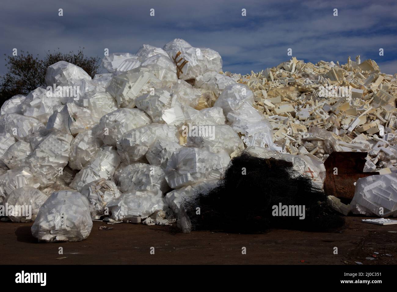 Styrophorabfälle, teilweise in Säcke verpackt, Isoliermaterial, Verpackungsmaterial, zum Recycling gelagert  /  Styrophoric waste, partially bagged, i Stock Photo