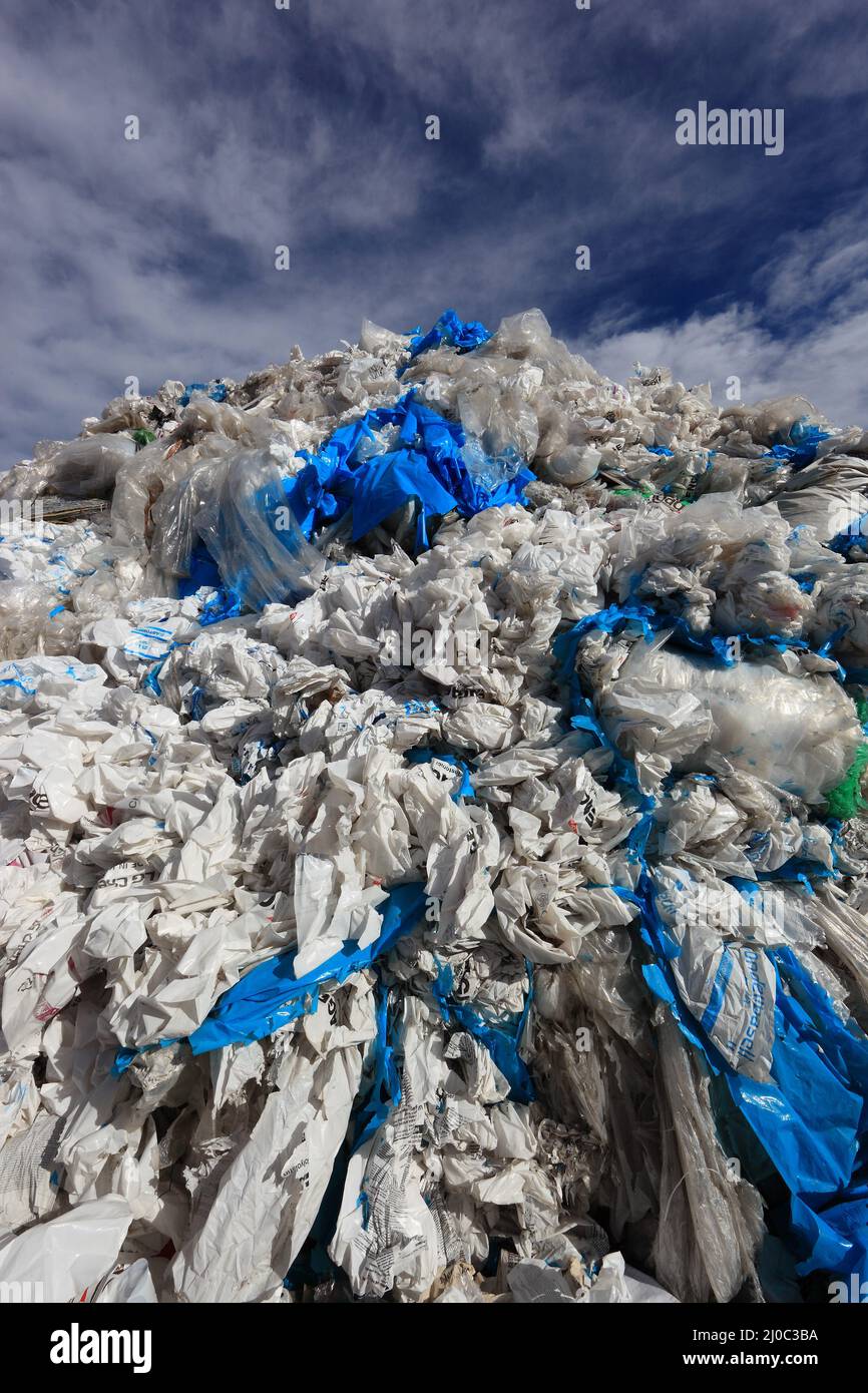 Plastikfolie von Verpackungen auf einer Halde in einem Recyclingbetrieb  /  Plastic foils from packaging on a stockpile in a recycling plant Stock Photo