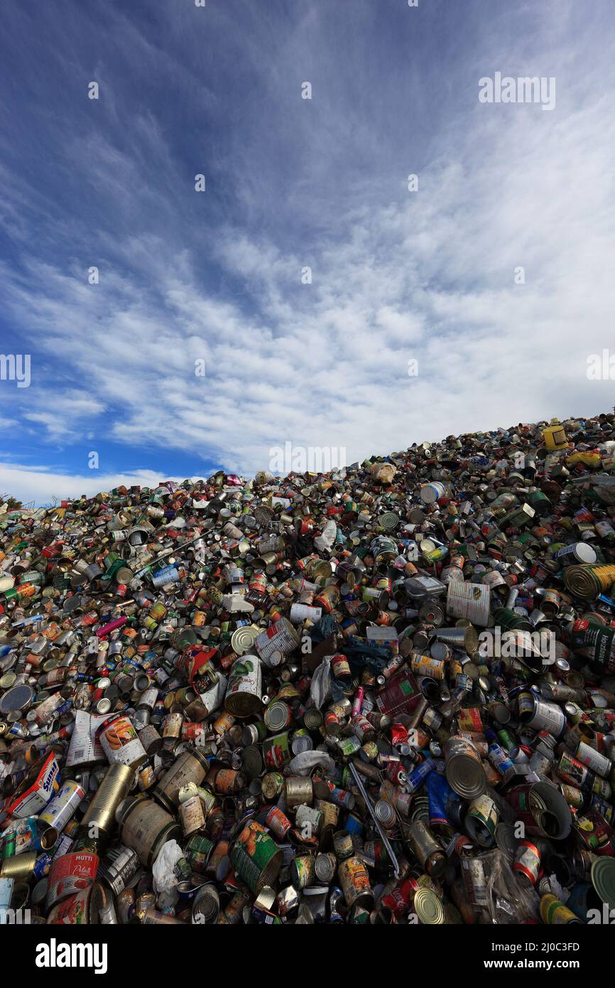 Getränkedosen und Konservendosen aus Weißblech auf einer Halde in einem Recyclingbetrieb  /  Beverage cans and tin cans on a stockpile in a recycling Stock Photo