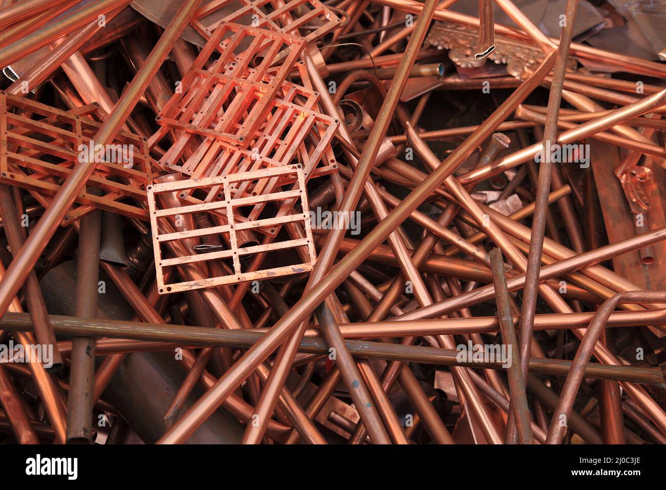 Schrott und Metallabfälle aus Kupfer, auf einer Halde in einem Recyclingbetrieb  /  Rusted iron waste on a stockpile in a recycling plant, copper Stock Photo