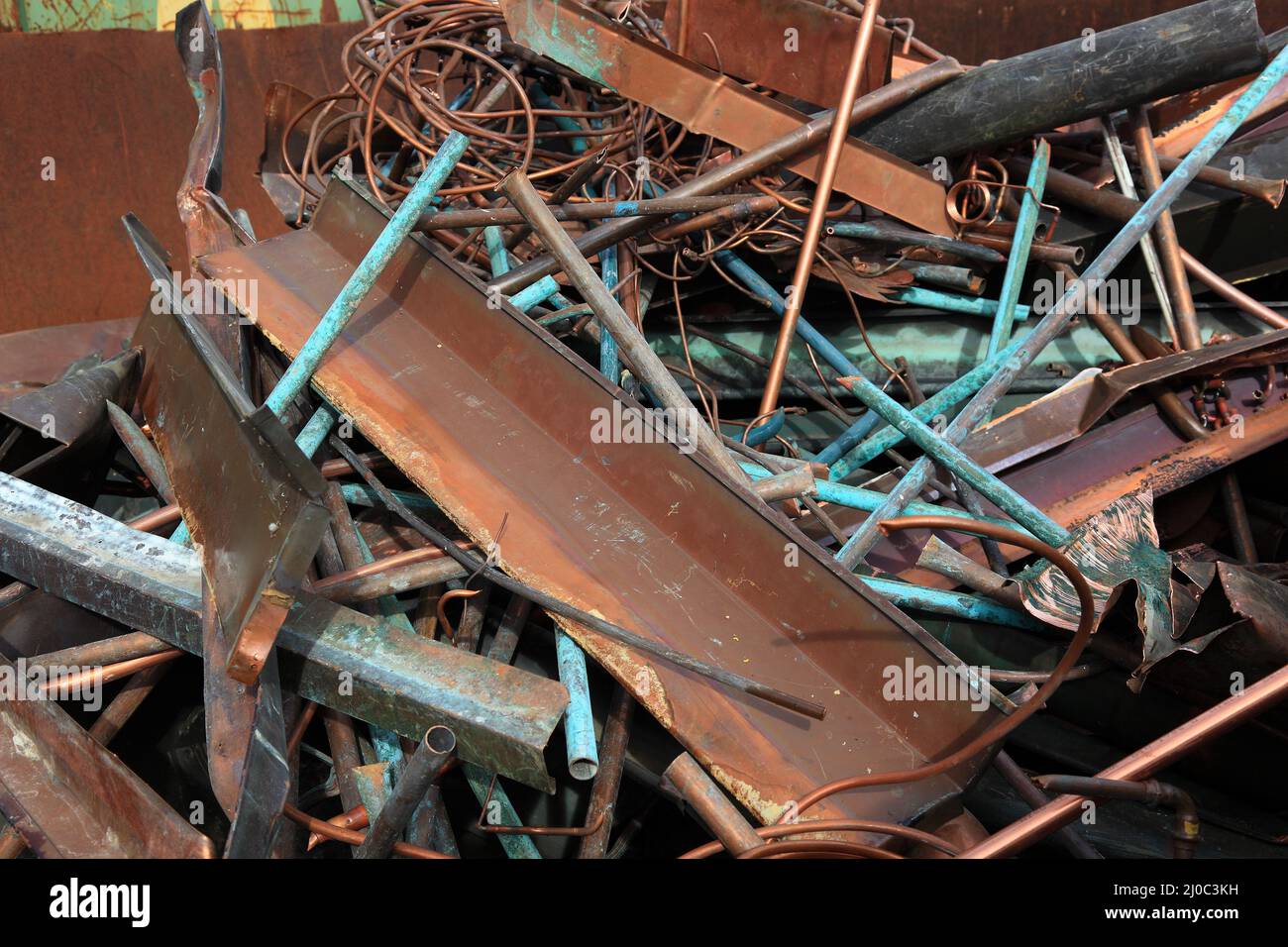 Schrott und Metallabfälle aus Kupfer, auf einer Halde in einem Recyclingbetrieb  /  Rusted iron waste on a stockpile in a recycling plant, copper Stock Photo
