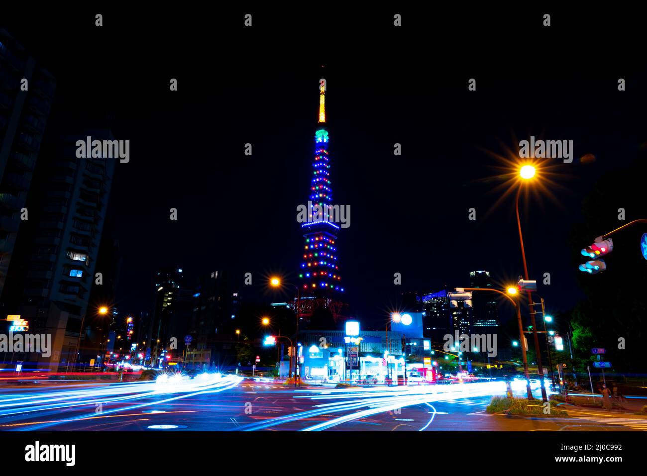 An illuminated Tokyo Tower at night wide shot Stock Photo - Alamy
