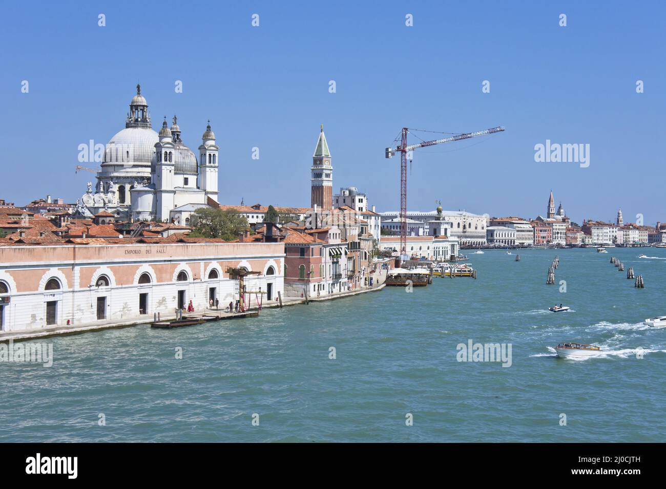 Old buildings venice hi-res stock photography and images - Alamy