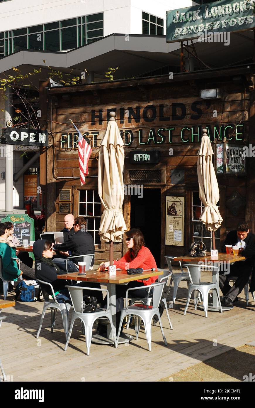 A couple dines alfresco at the Last Chance Saloon in Jack London Square, Oakland, California Stock Photo