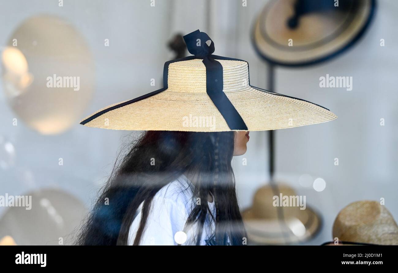 Berlin, Germany. 18th Mar, 2022. A model stands in the salon of milliner Fiona Bennett, who celebrates her anniversary '10 years Hutpalast' with guests in Potsdamer Straße. She also presents the summer collection 'kiss me quick 22' as part of the Berlin Fashion Week. Credit: Jens Kalaene/dpa-Zentralbild/ZB/dpa/Alamy Live News Stock Photo