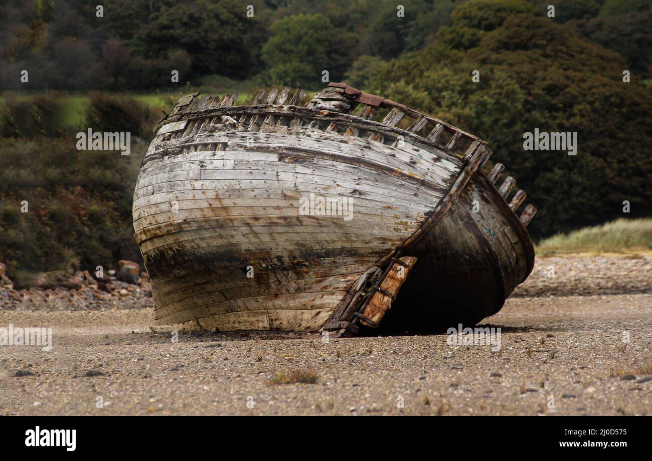 Broken old fishing boat hi-res stock photography and images - Alamy