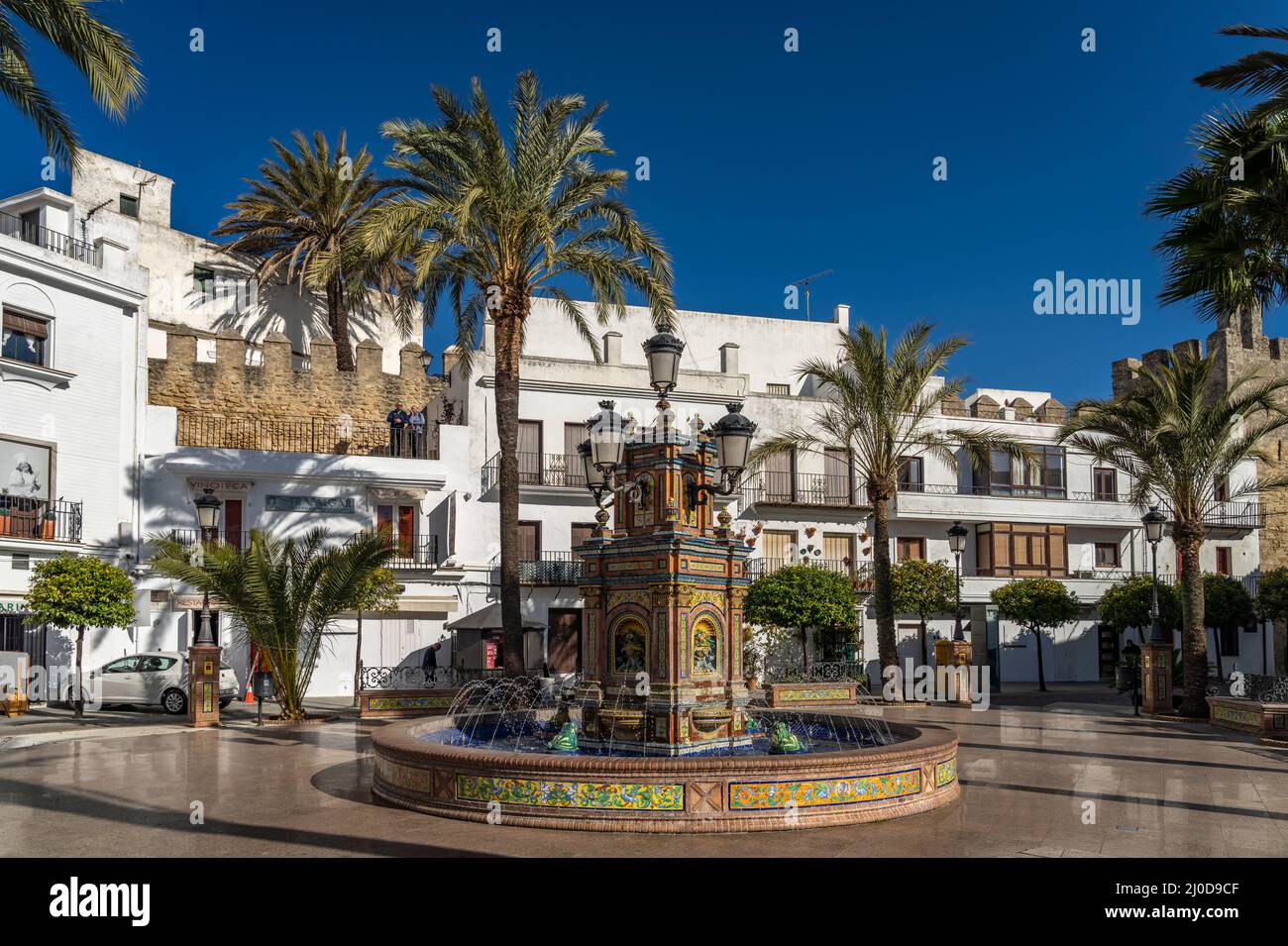 Brunnen und weisse Häuser am Platz Plaza España, Vejer de la Frontera, Andalusien, Spanien  |  Fountain and white houses at Plaza España square, Vejer Stock Photo