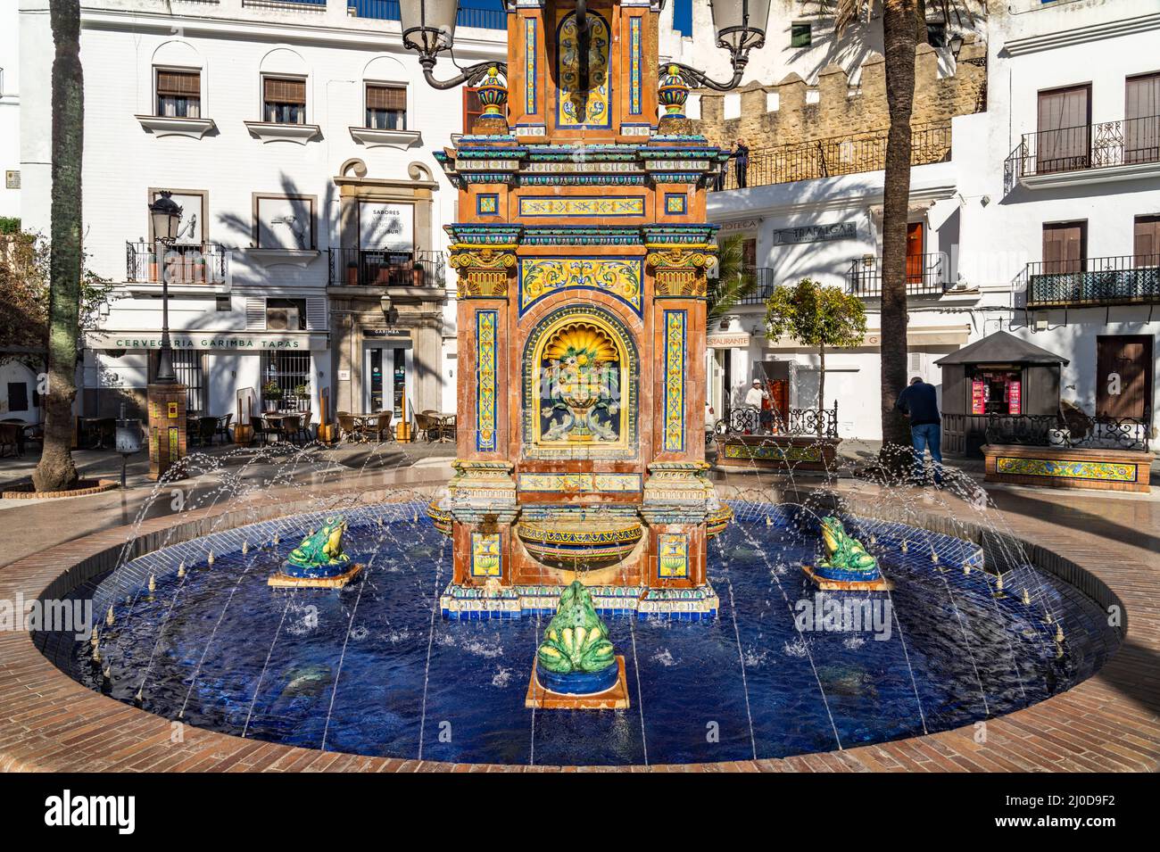Brunnen am Platz Plaza España, Vejer de la Frontera, Andalusien, Spanien  |  Fountain at Plaza España square, Vejer de la Frontera, Andalusia, Spain Stock Photo