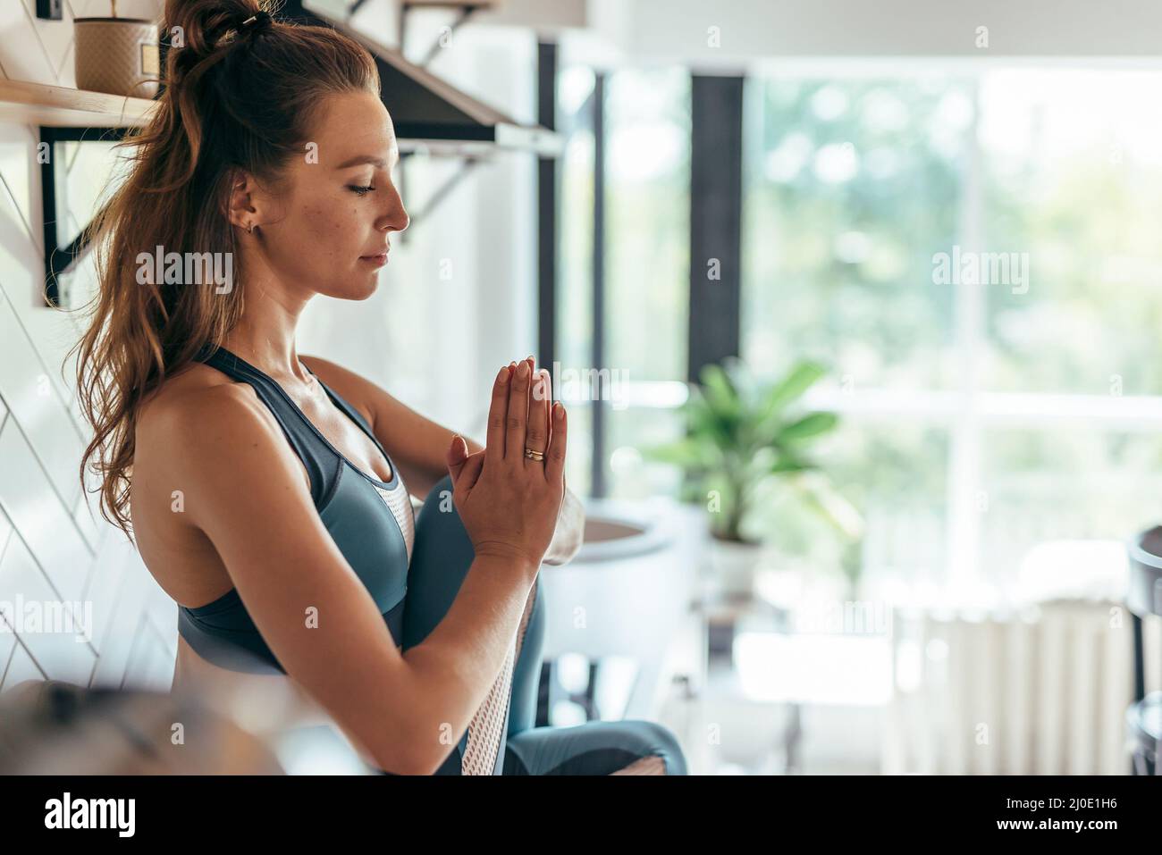 Fit young woman doing seated hi-res stock photography and images - Alamy