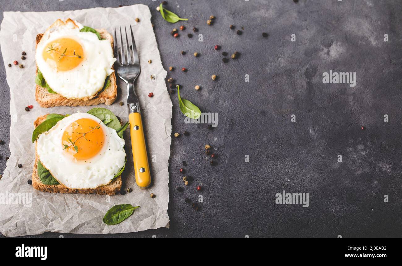 Healthy fried egg sandwich Stock Photo - Alamy