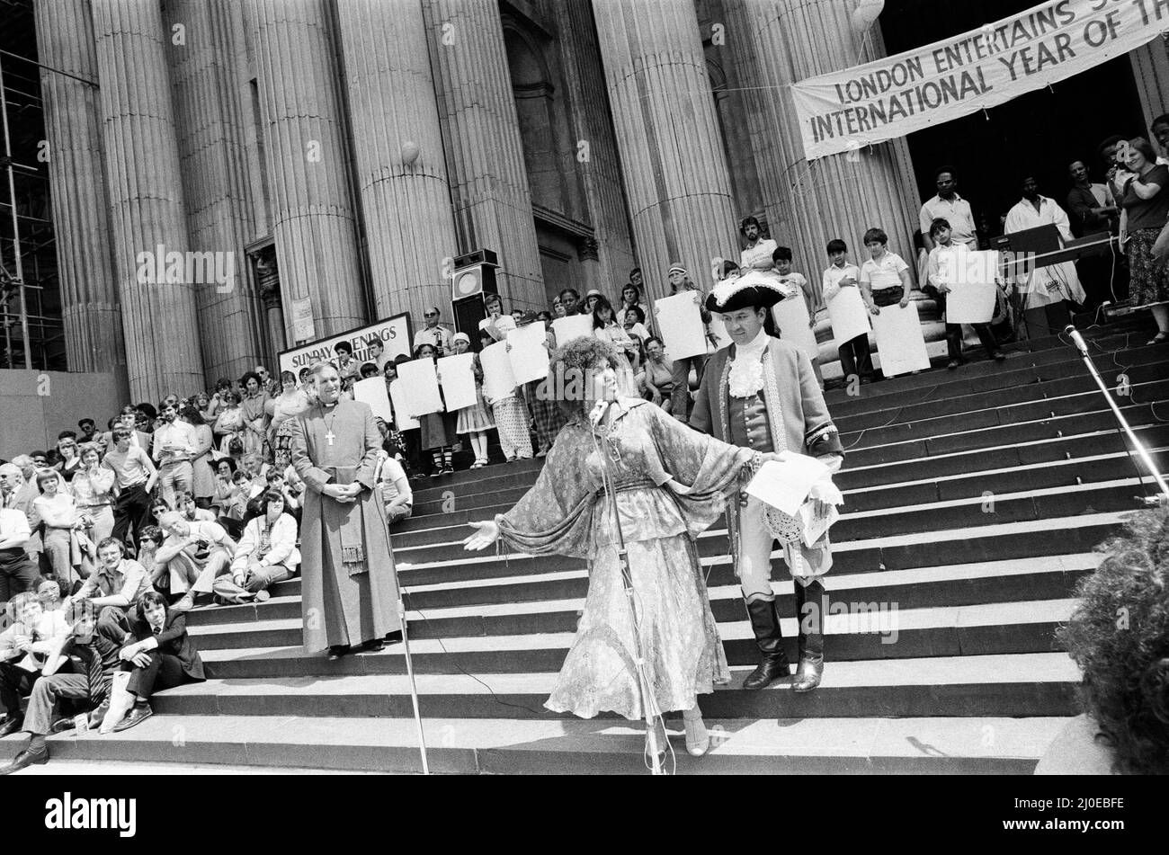 Cleo Laine opens 'London Entertains'. The festival is designed to create a greater appreciation of each others cultures for the people of London and to remind them of the centuries old reputation of the city as a meeting place for people from many parts of the world. Cleo Laine and the Bishop of Stepney, Jim Thompson welcome the crowds. 13th July 1979. Stock Photo
