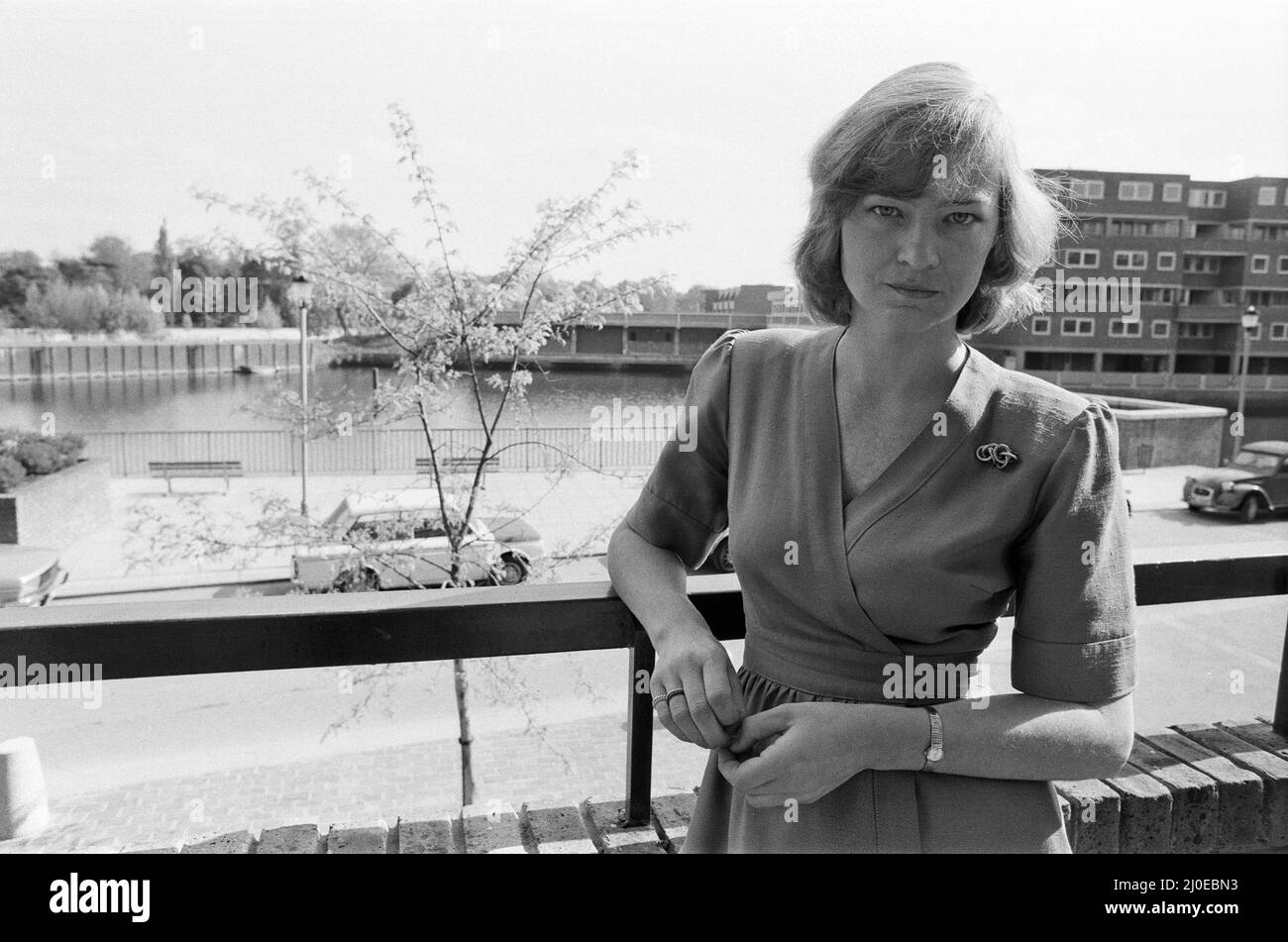 Seraph Fitness Taknemmelig BBC News reporter Kate Adie at home near Kew, London. 12th May 1980 Stock  Photo - Alamy