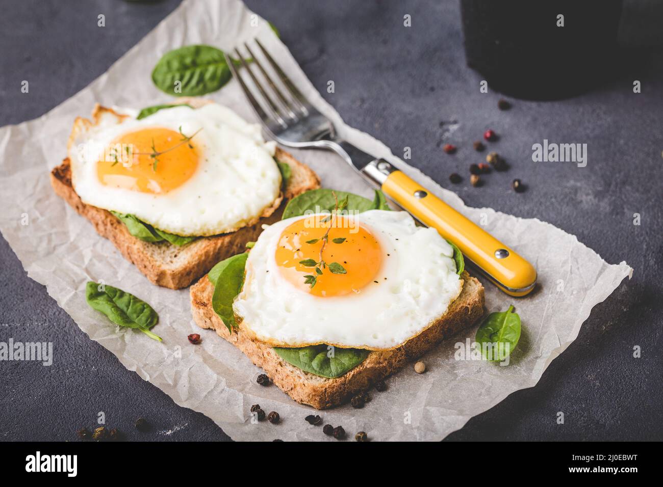 Healthy fried egg sandwich Stock Photo - Alamy