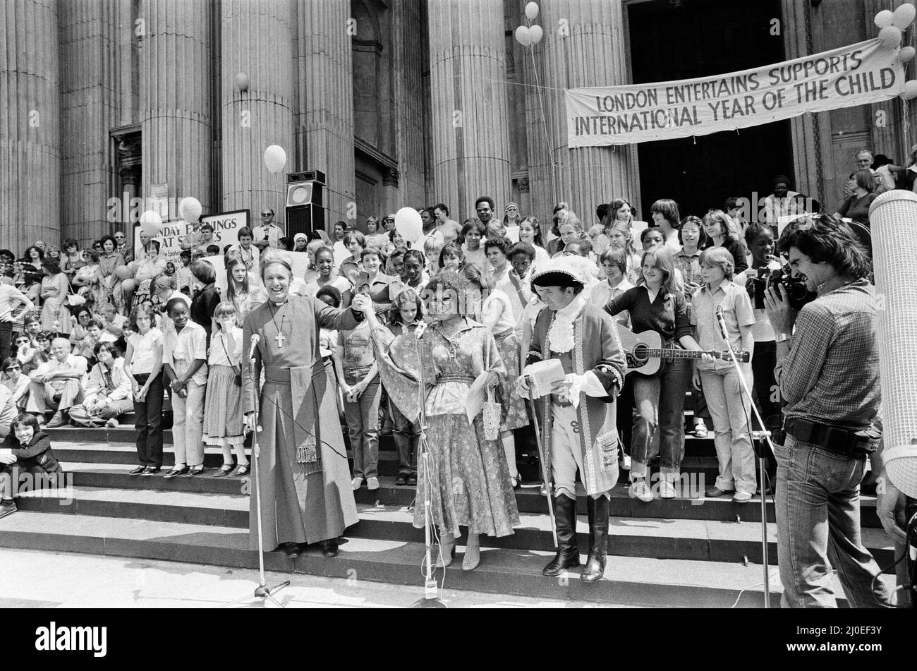 Cleo Laine opens 'London Entertains'. The festival is designed to create a greater appreciation of each others cultures for the people of London and to remind them of the centuries old reputation of the city as a meeting place for people from many parts of the world. Cleo Laine and the Bishop of Stepney, Jim Thompson welcome the crowds. 13th July 1979. Stock Photo