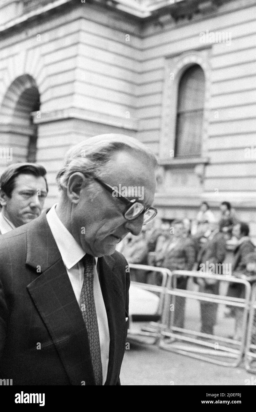 Foreign Secretary Lord Carrington arrives in Downing Street for a cabinet meeting with the Prime Minister.  24th April 1980. Stock Photo