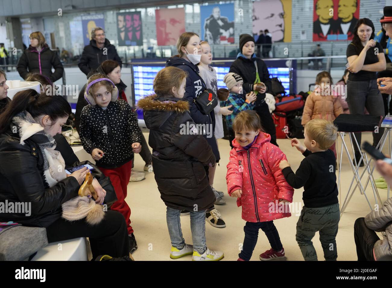 Poland, Polen, Polska, Warsaw, Main Railway Station, War refugees from Ukraine; Warschau, Hauptbahnhof, Kriegsflüchtlinge aus der Ukraine; Uchodźcy Stock Photo