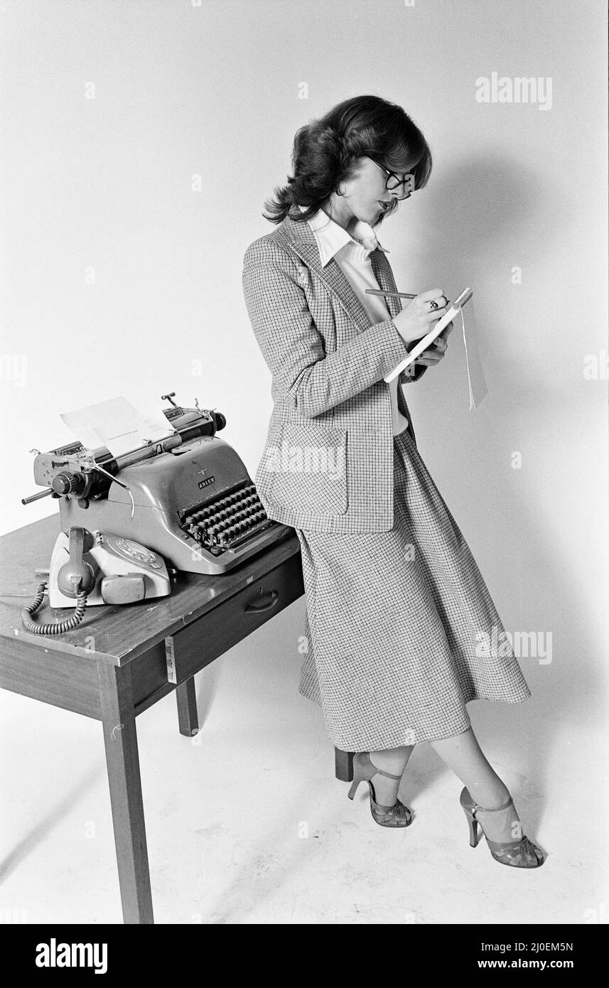 Woman secretary 1970s hi-res stock photography and images - Alamy