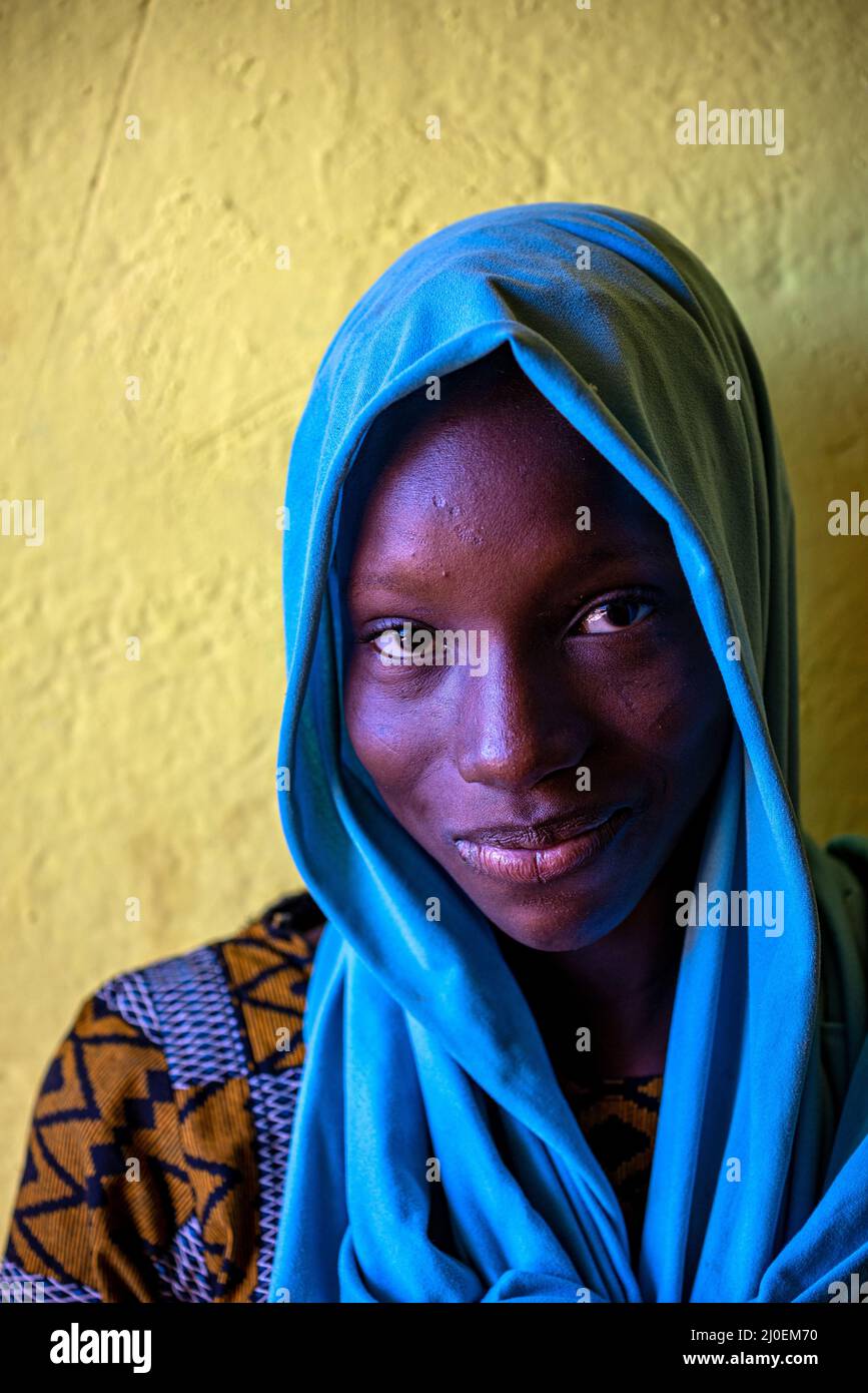 Portrait of a Mauritanian girl with blue veil, Zouerat, Mauritania Stock Photo