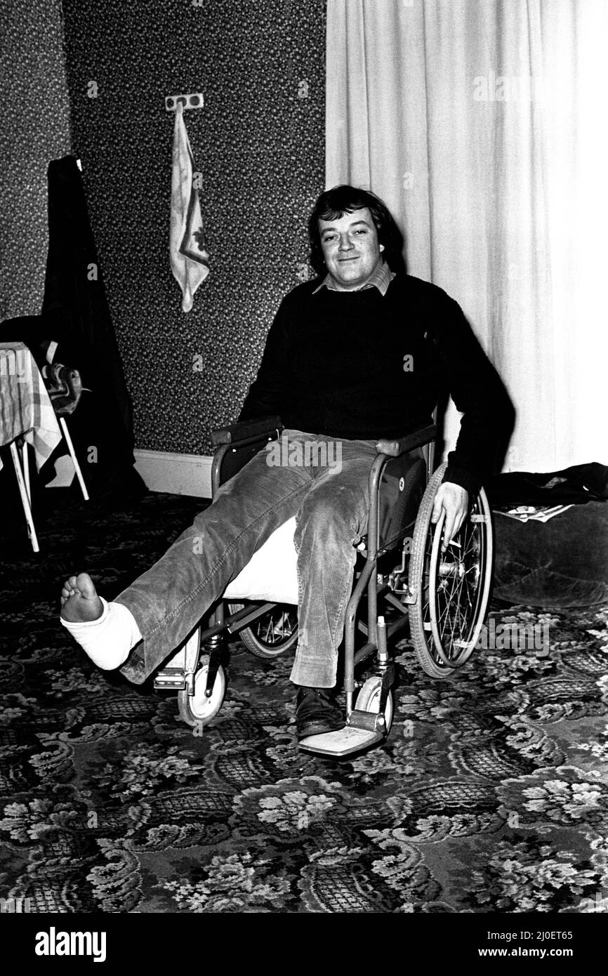 Actor Tim Healy Decided The Show Must Go On In Spite Of An Unlucky Break So Tim Who Is Nursing A Cracked Bone In His Foot Is Still Treading The Boards With