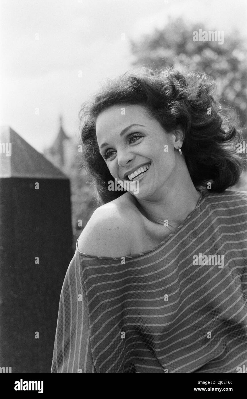 Valerie Harper, American actress and star of TV Series Rhoda, photocall in London, on Victoria Embankment, Friday 16th June 1978. Stock Photo