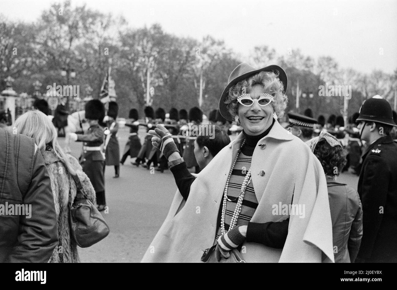 Barry Humphries in character as Dame Edna Everage outside Buckingham Palace, London. 15th November 1978. Stock Photo