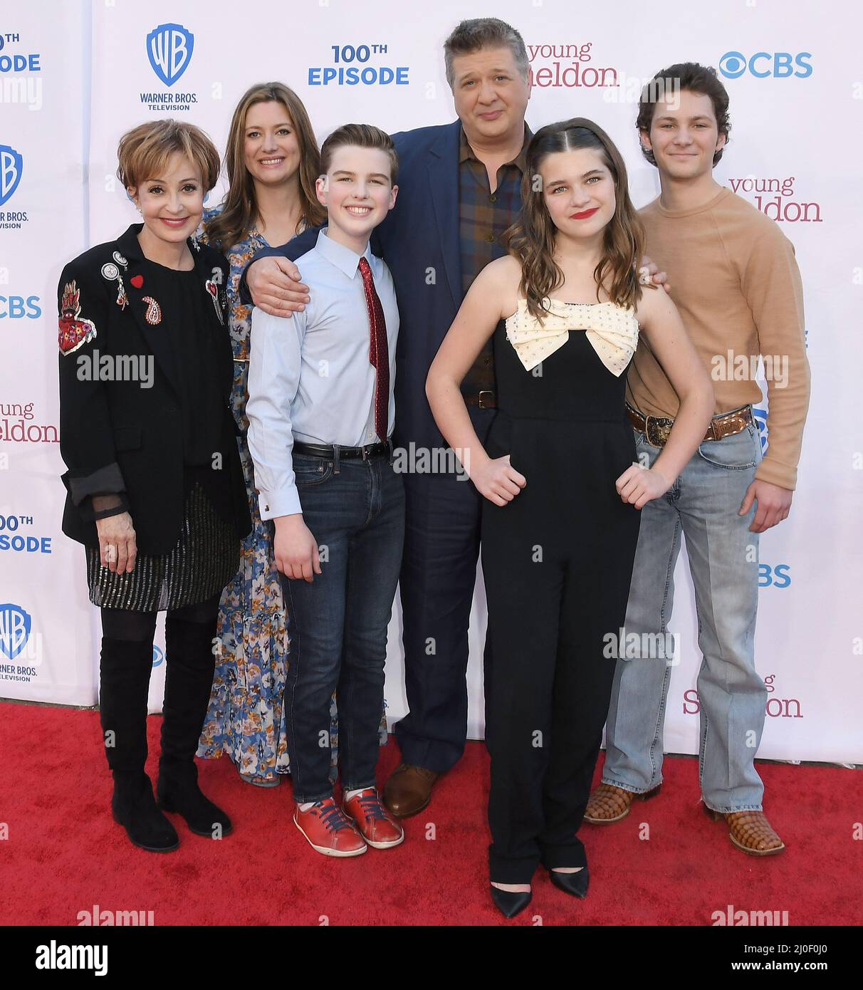 Los Angeles, USA. 18th Mar, 2022. (L-R) YOUNG SHELDON Cast - Annie Potts, Zoe Perry, Ian Armitage, Lance Barber, Raegan Revford and Montana Jordan at the Premiere Of Warner Bros. 100th Episode Of YOUNG SHELDON held at the Warner Bros. Studios in Burbank, CA on Friday, ?March 18, 2022. (Photo By Sthanlee B. Mirador/Sipa USA) Credit: Sipa USA/Alamy Live News Stock Photo