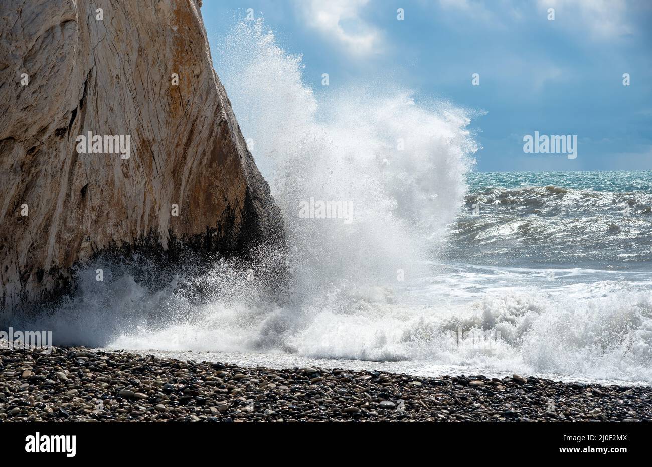 Ocean waves crashing on rocks hi-res stock photography and images - Alamy