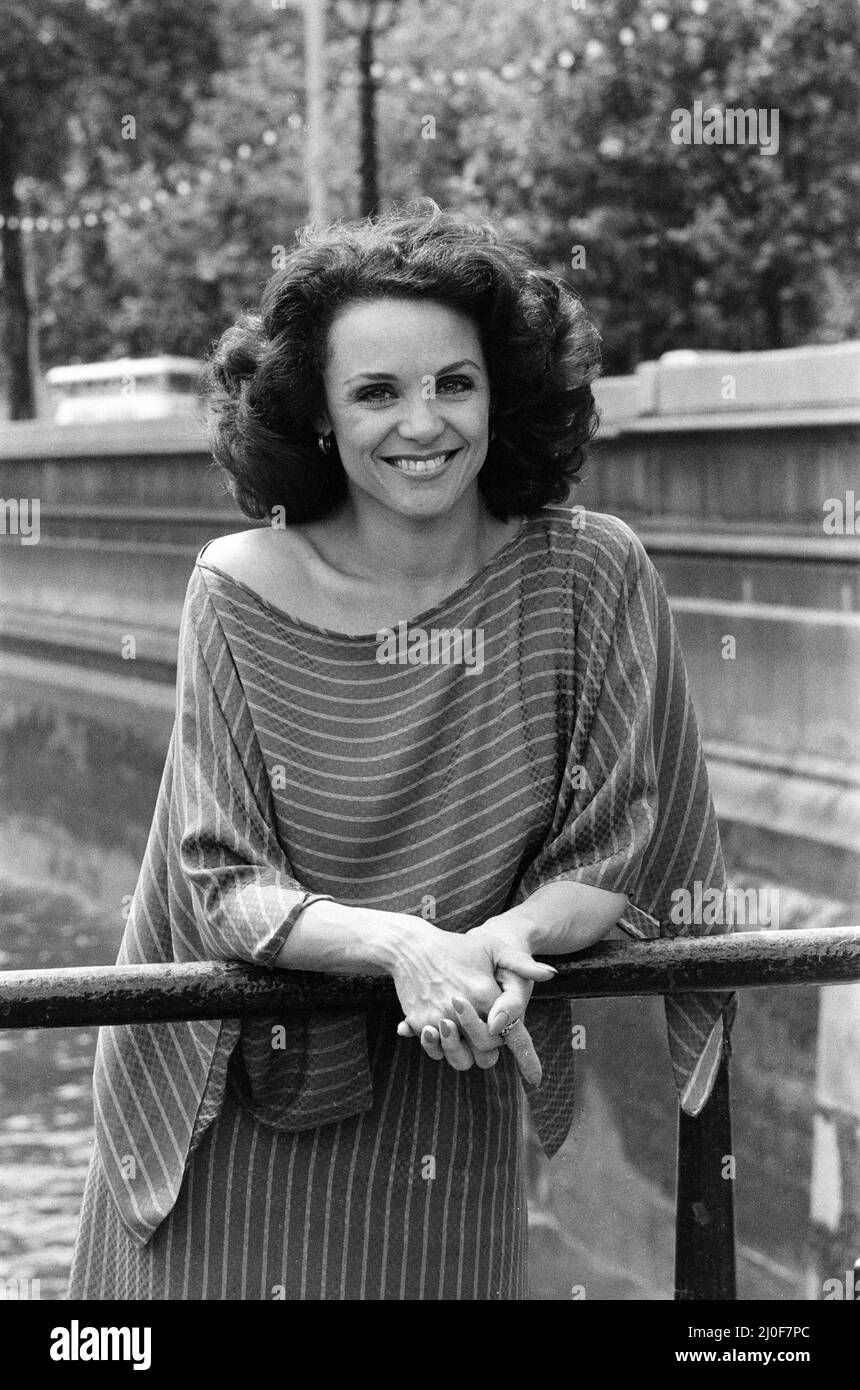 Valerie Harper, American actress and star of TV Series Rhoda, photocall in London, on Victoria Embankment, Friday 16th June 1978. Stock Photo