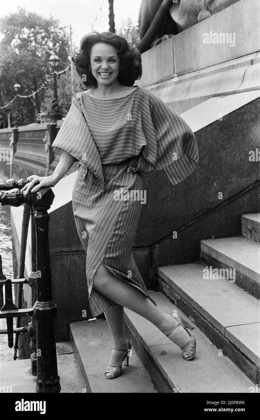 Valerie Harper, American actress and star of TV Series Rhoda, photocall in London, on Victoria Embankment, Friday 16th June 1978. Stock Photo