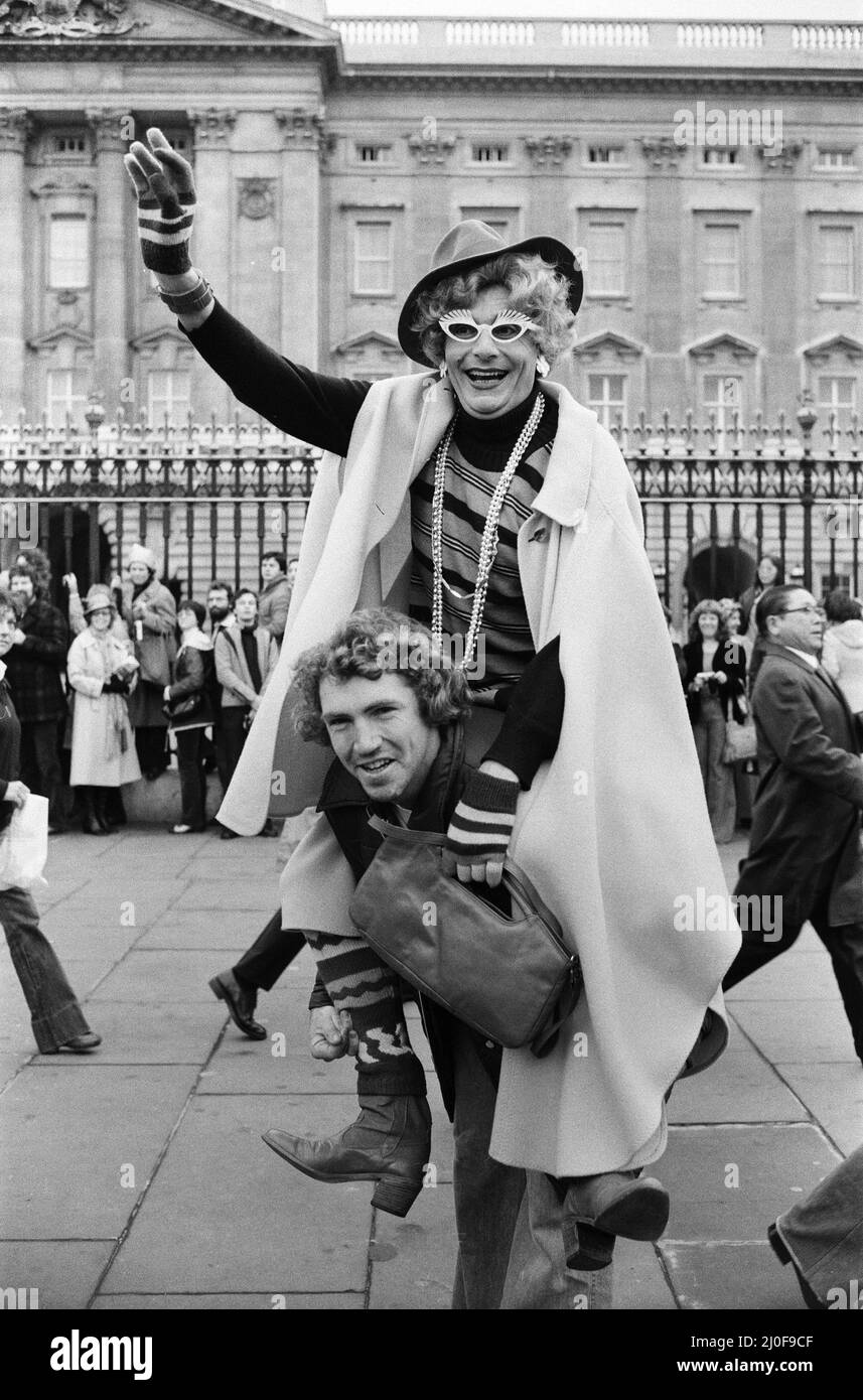 Barry Humphries in character as Dame Edna Everage outside Buckingham Palace, London. 15th November 1978. Stock Photo