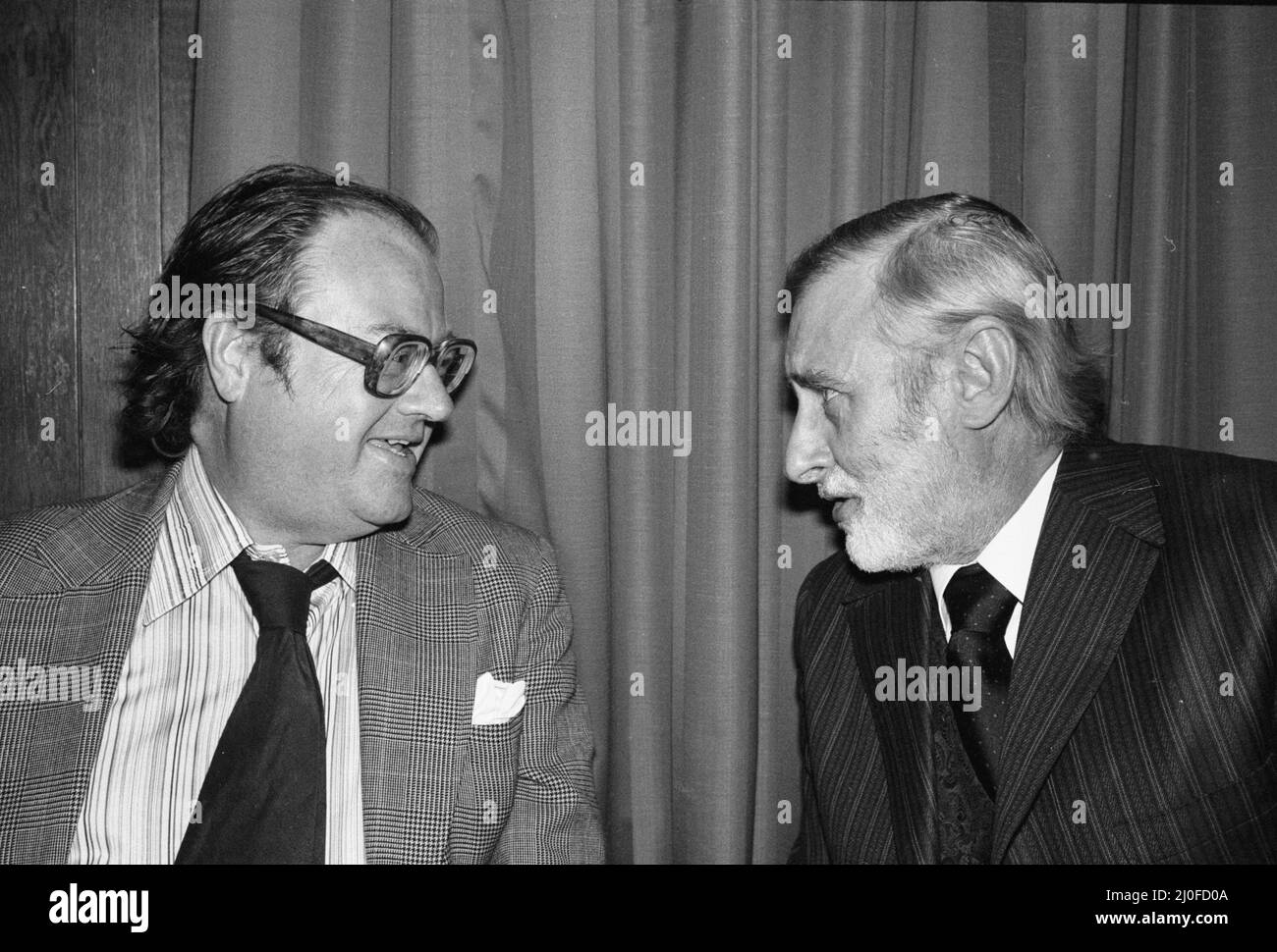 A verbal confrontation between John Mortimer and Spike Milligan over dinner at Kettners, Romilly Street, London. June 20th 1978 78 3090 Stock Photo