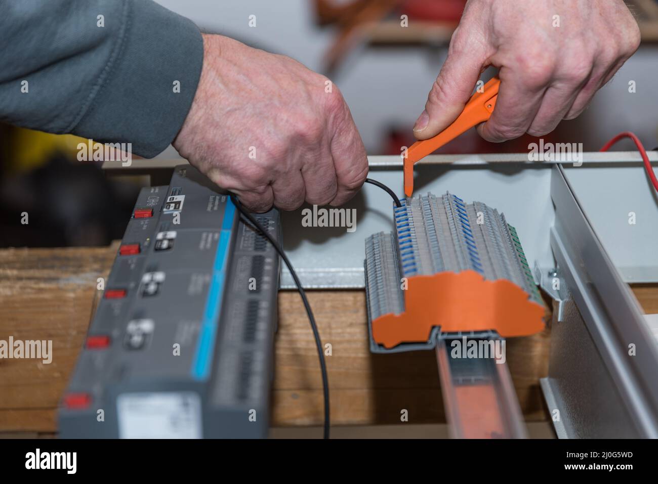 https://c8.alamy.com/comp/2J0G5WD/electrician-works-with-the-bus-system-close-up-craftsman-2J0G5WD.jpg