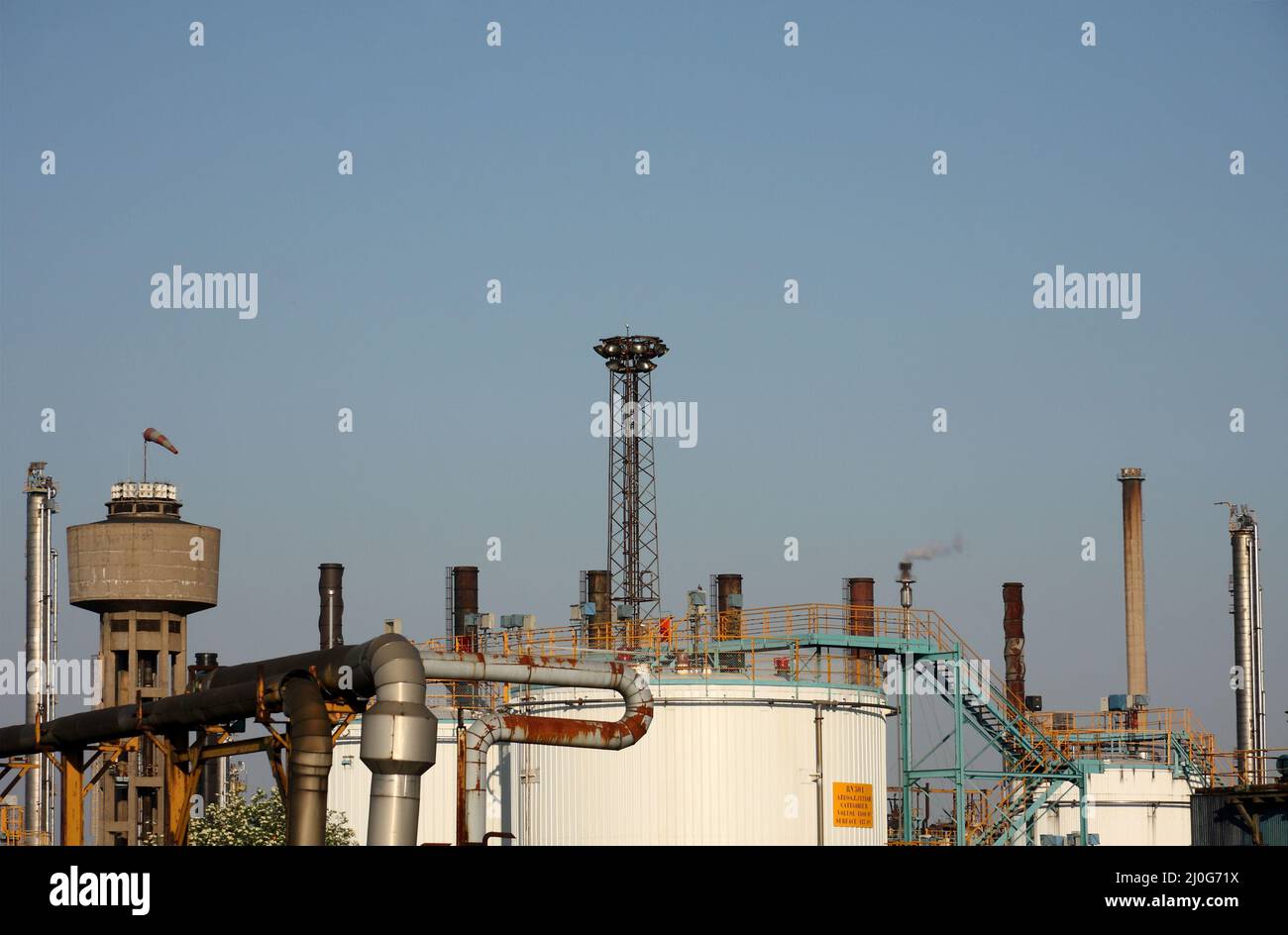 Chemical factory hi-res stock photography and images - Alamy