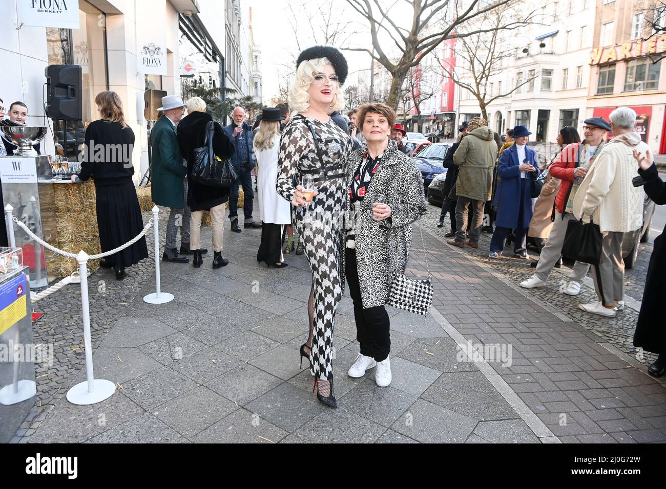 Berlin, Germany. 18th Mar, 2022. Gayle Tufts (r) at the '10 Years Hat Palace' anniversary of Fiona Bennett at the salon in Potsdamer Straße. Fiona Bennett also presents the summer collection 'kiss me quick 22' during the Berlin Fashion Week. Credit: Jens Kalaene/dpa-Zentralbild/ZB/dpa/Alamy Live News Stock Photo