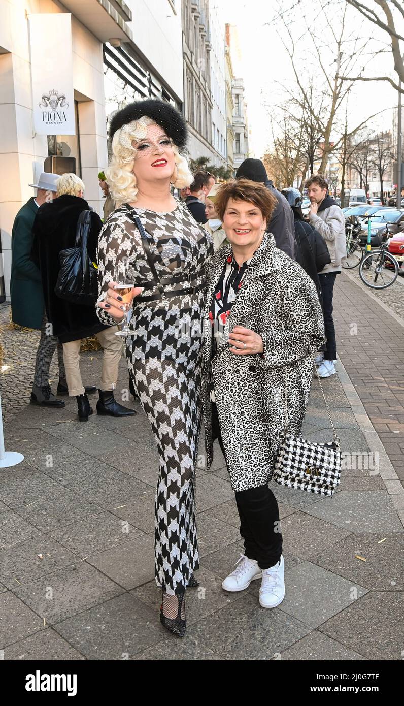 Berlin, Germany. 18th Mar, 2022. Gayle Tufts (r) at the '10 Years Hat Palace' anniversary of Fiona Bennett at the salon in Potsdamer Straße. Fiona Bennett also presents the summer collection 'kiss me quick 22' during the Berlin Fashion Week. Credit: Jens Kalaene/dpa-Zentralbild/ZB/dpa/Alamy Live News Stock Photo