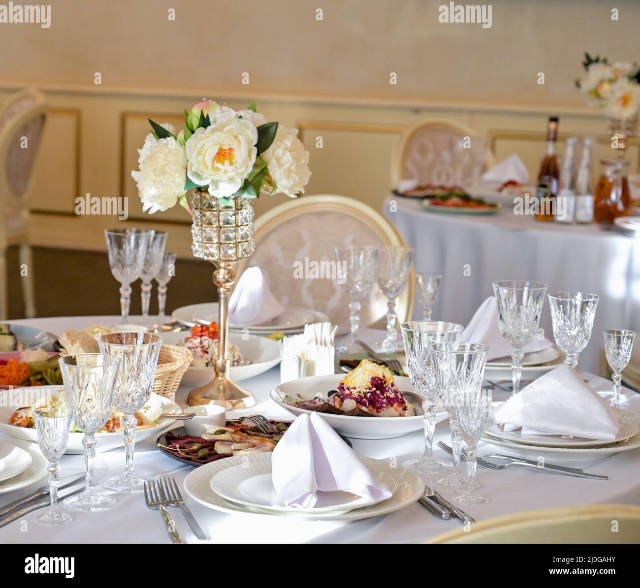 Set Rest Table Set table in a restaurant Stock Photo - Alamy
