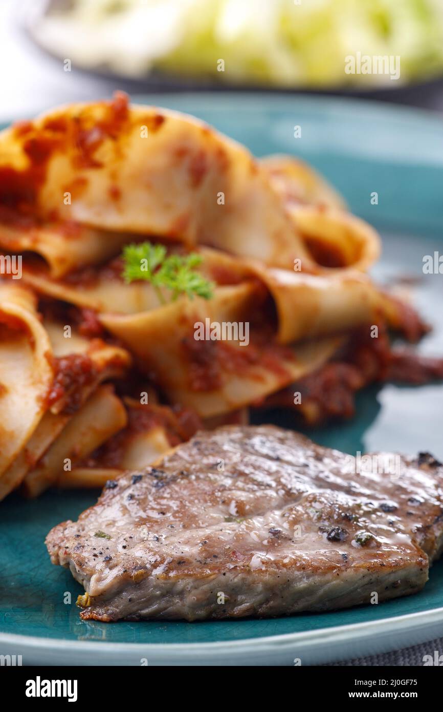 Tagliatelli Pasta mit Steak Stock Photo