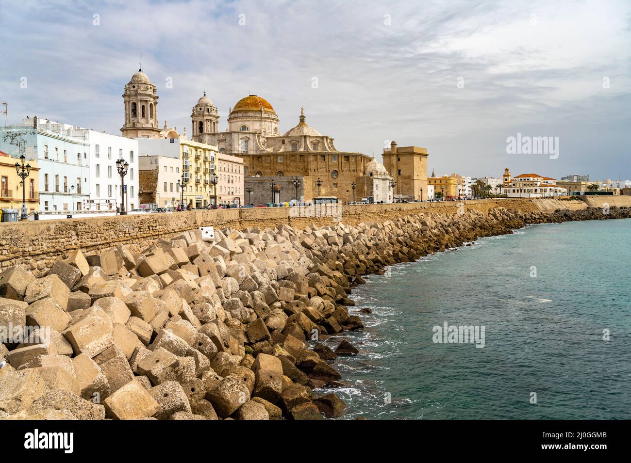 Uferpromenade und die Kathedrale von Cádiz, Andalusien, Spanien  |  Seafront promenade and cathedral in Cádiz, Andalusia, Spain Stock Photo