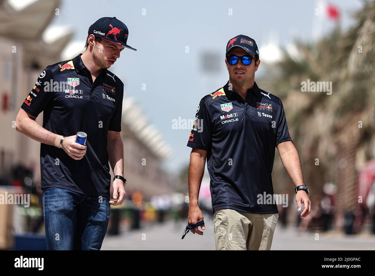 Wanorde Oorzaak supermarkt L to R): Max Verstappen (NLD) Red Bull Racing with team mate Sergio Perez  (MEX) Red Bull Racing. 19.03.2022. Formula 1 World Championship, Rd 1,  Bahrain Grand Prix, Sakhir, Bahrain, Qualifying Day.