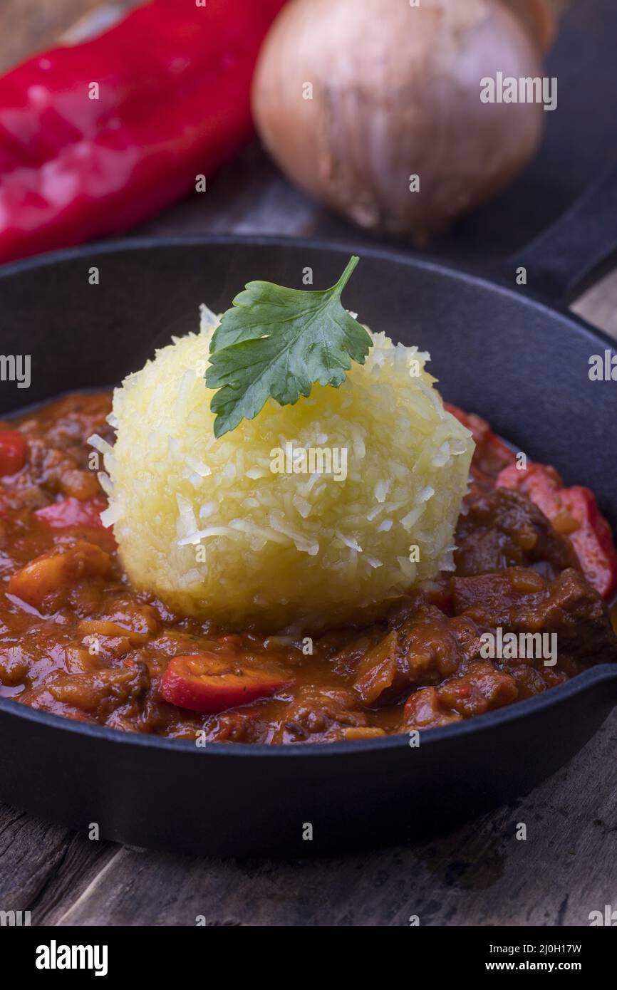 Hungarian goulash in an iron pan Stock Photo - Alamy