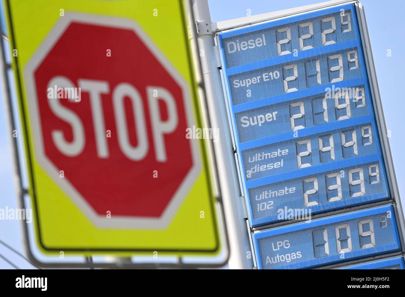 Munich, Germany. 19th Mar, 2022. Fuel. 19th Mar, 2022. Theme photo; fuel prices in Germany