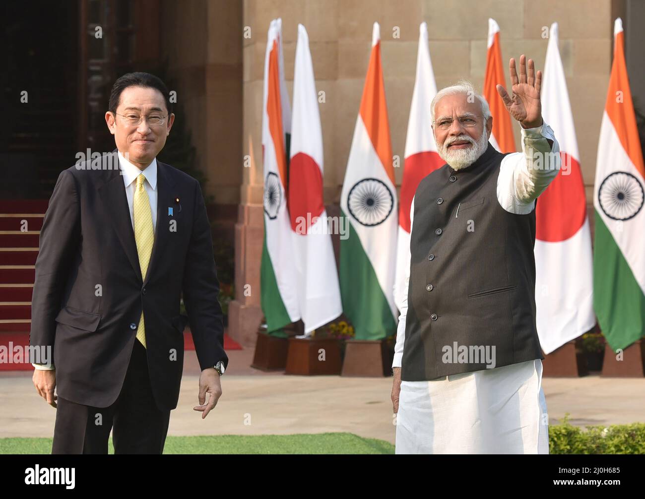 Indian Prime Minister Narendra Modi greets his Japanese counterpart ...