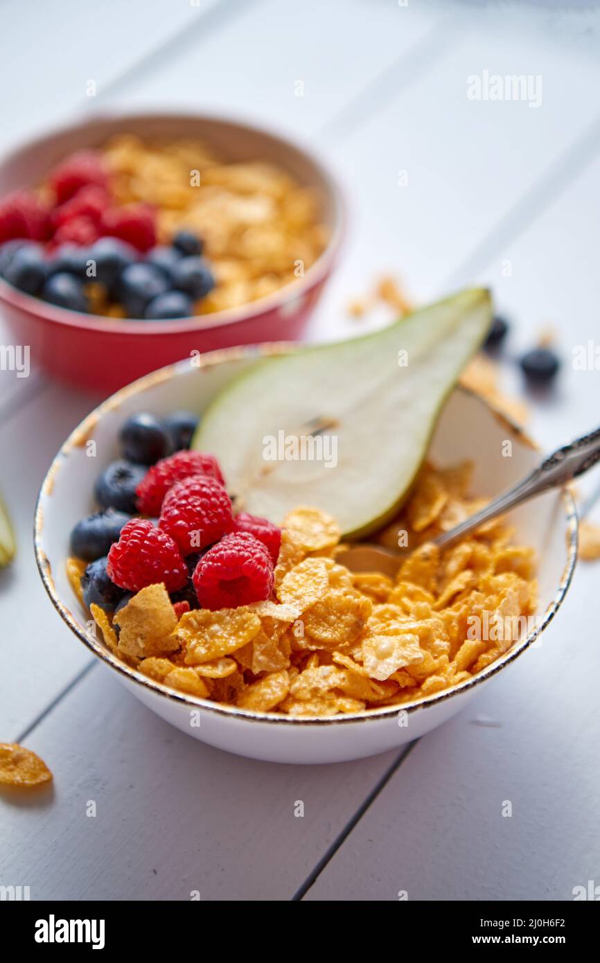 Fruits and corn flakes bowl hi-res stock photography and images - Alamy