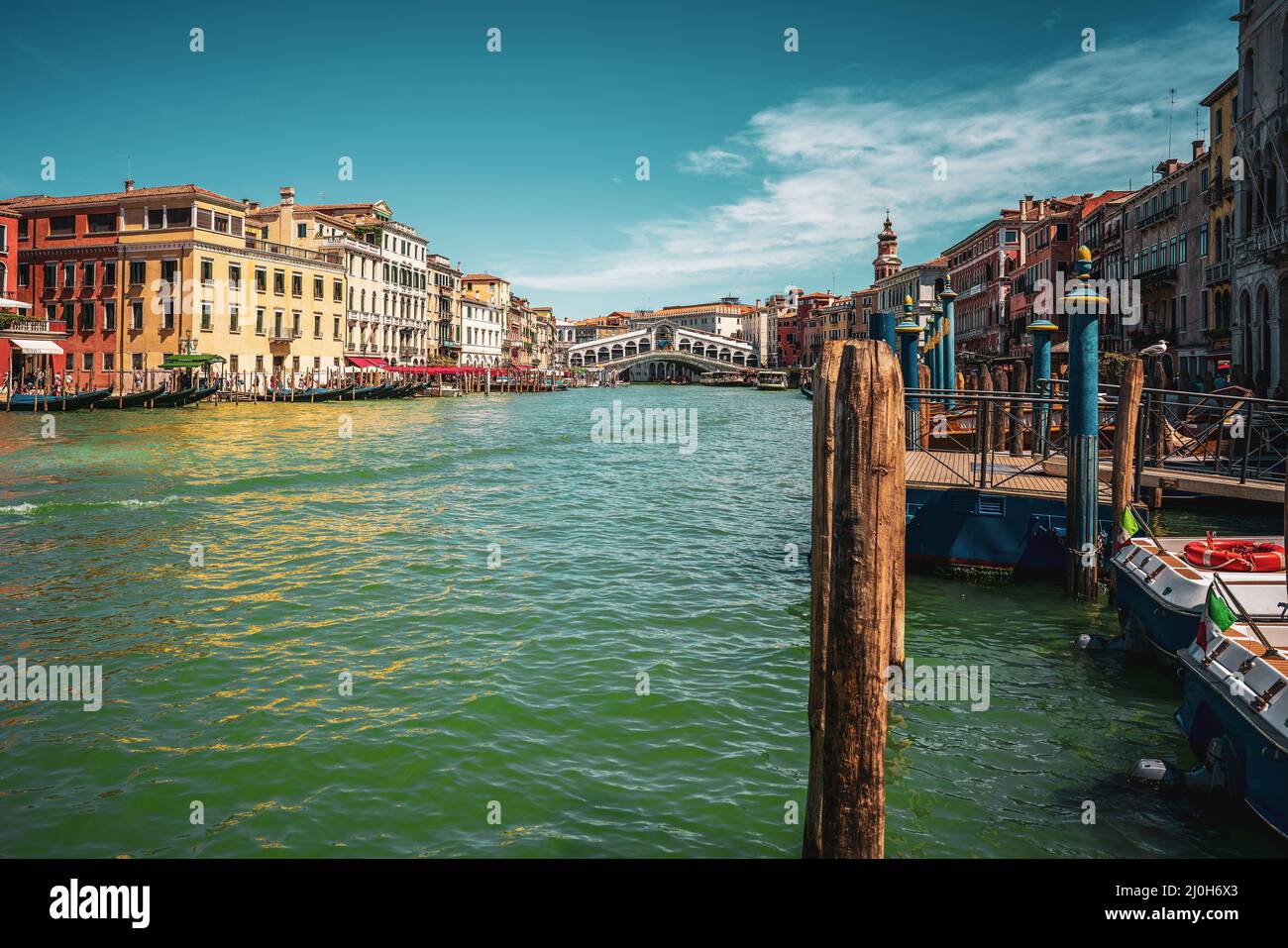 Venice rialto bridge in background hi-res stock photography and images ...