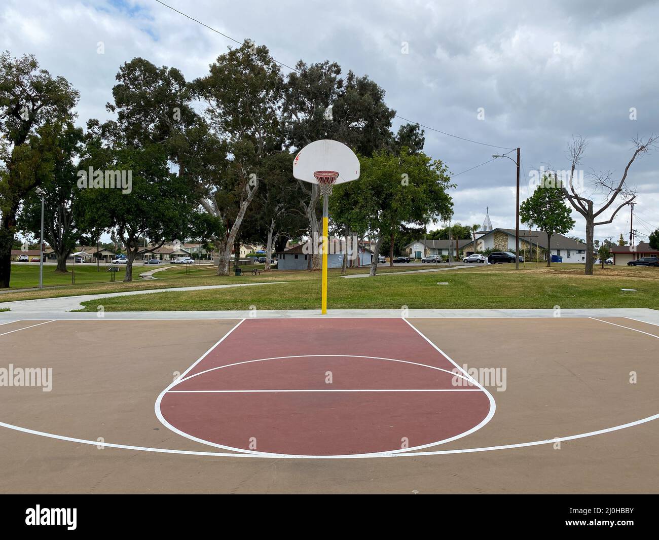 Recreational facilities with basketball court in residential community park in Placentia Stock Photo