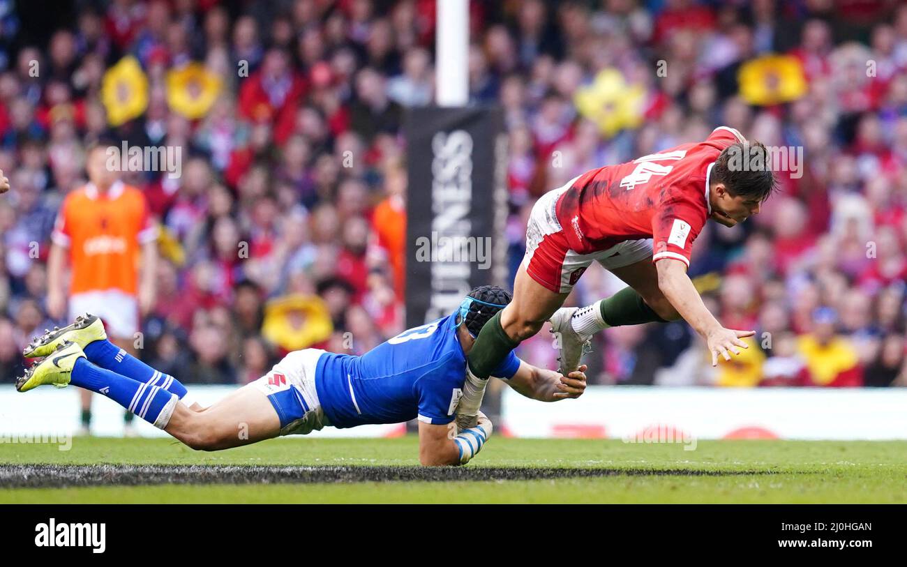 Wales' Louis Rees-Zammit (right) is tackled by Italy's Ignacio Brex Juan during the Guinness Six Nations match at the Principality Stadium, Cardiff. Picture date: Saturday March 19, 2022. Stock Photo